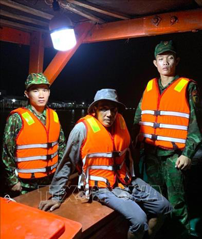 Thuyền viên Trương Văn Nhứt (giữa) vừa được lực lượng Bộ đội Biên phòng Cà Mau cứu vớt đưa lên tàu an toàn.