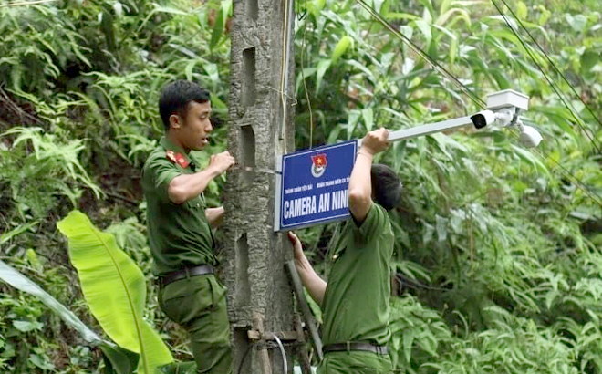 Đoàn viên thanh niên phòng Kỹ thuật hình sự lắp tặng 2 camera trên địa bàn phường Nam Cường, thành phố Yên Bái.