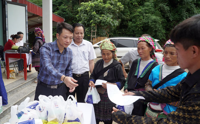 Tiến sĩ, bác sĩ Nguyễn Kim Cương - Phó Giám đốc Bệnh viện Phổi Trung ương và lãnh đạo Bệnh viện Phổi tỉnh phát thuốc miễn phí cho người dân.
