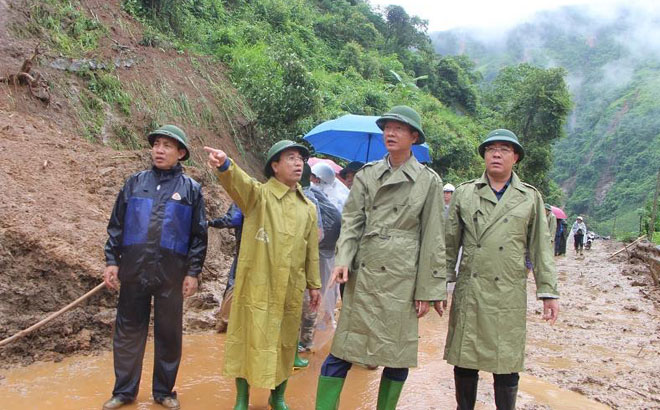 Phó Chủ tịch Thường trực UBND tỉnh Nguyễn Thế Phước (thứ hai, phải sang) có mặt tại hiện trường trực tiếp chỉ đạo công tác khắc phục hậu quả mưa lũ.