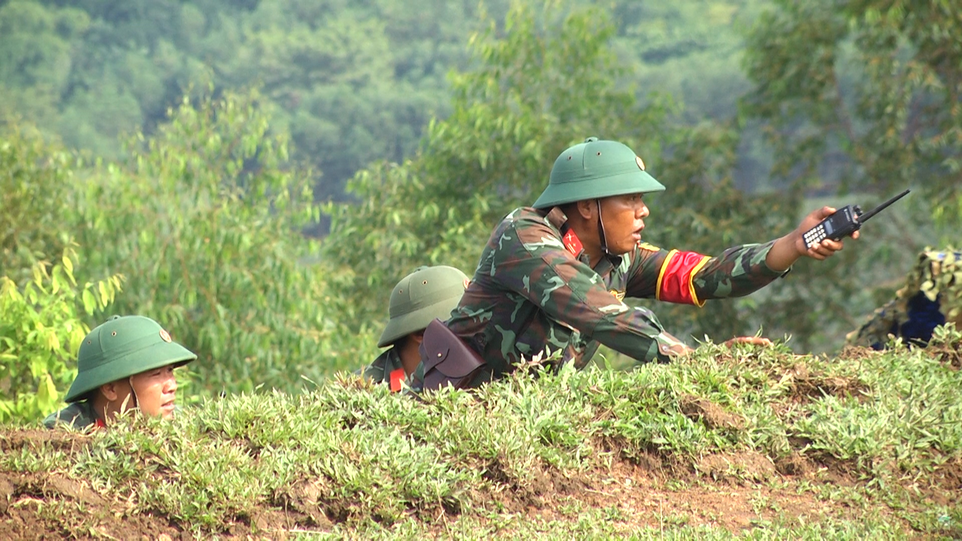 Lực lượng bộ đội chủ lực thực hành tác chiến trên trận địa giả định trong diễn tập khu vực phòng thủ tỉnh Yên Bái năm 2023.