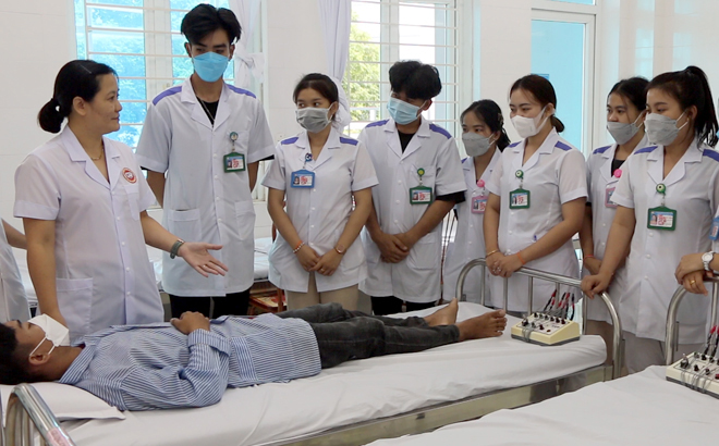 Giờ thực hành lâm sàng của các sinh viên Lào theo học lớp Cao đẳng Điều dưỡng, Trường Cao đẳng Yên Bái.