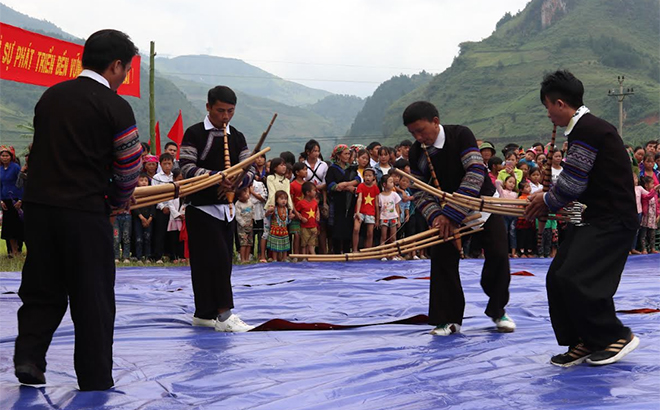 Biểu diễn khèn Mông trong Lễ hội ở Mù cang Chải