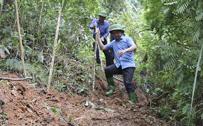 Bí thư Tỉnh ủy Đỗ Đức Duy băng rừng đến kiểm tra công trình nước sạch tại xã Hồ Bốn, huyện Mù Cang Chải