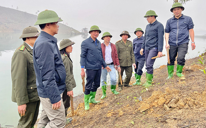 Đồng chí Trần Huy Tuấn - Phó Bí thư Tỉnh ủy, Chủ tịch UBND tỉnh (thứ 4, bên trái) tham gia trồng cây trên đảo hồ Thác Bà, huyện Yên Bình.