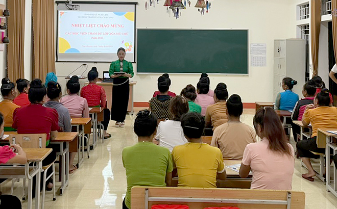 Lớp học xóa mù chữ tại xã Thạch Lương, thị xã Nghĩa Lộ.