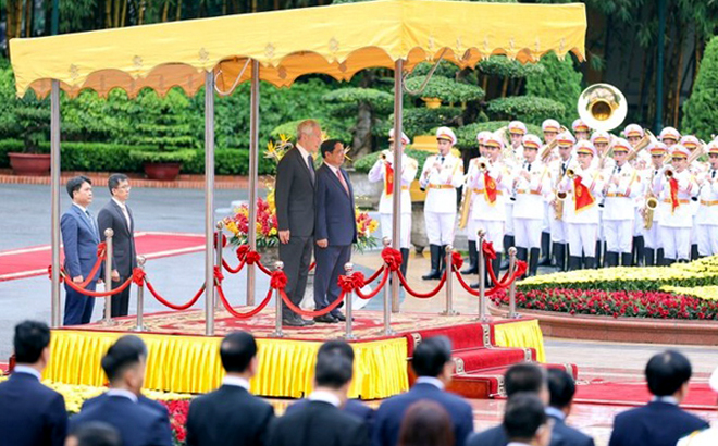 Thủ tướng Phạm Minh Chính chủ trì lễ đón trọng thể Thủ tướng Singapore Lý Hiển Long.