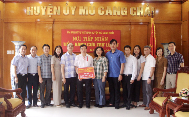 Đoàn công tác trao tiền hỗ trợ cho huyện Mù Cang Chải khắc phục thiên tai