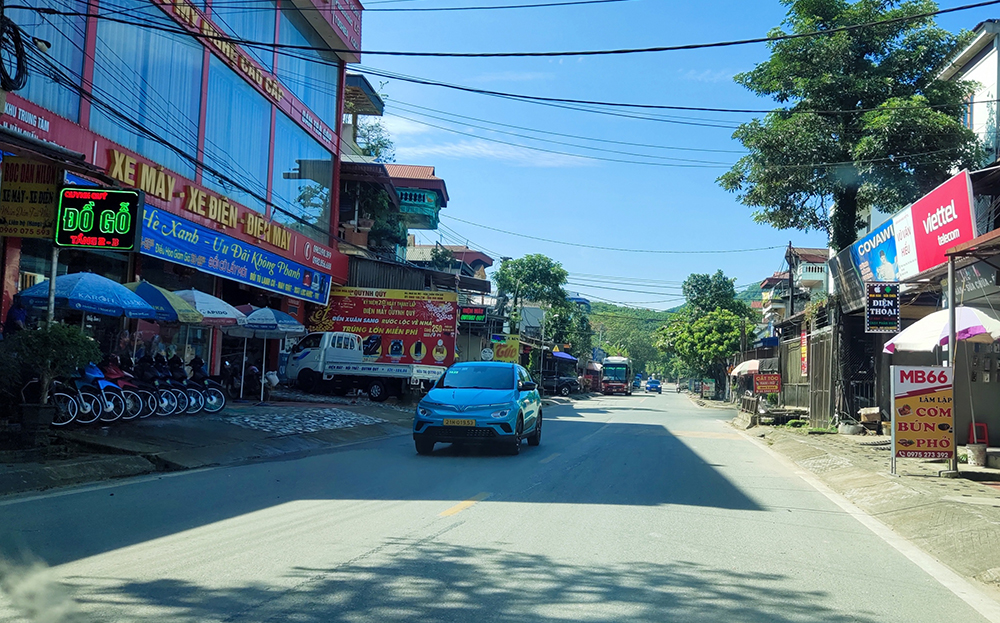 Kinh tế phát triển, bộ mặt nông thôn tại khu trung tâm xã Tân Thịnh được đầu tư xây dựng, chỉnh trang xanh, sạch, đẹp.