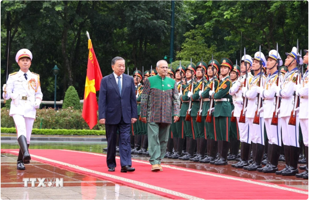 Chủ tịch nước Tô Lâm và Tổng thống Timor-Leste Jose Ramos-Horta duyệt đội danh dự Quân đội Nhân dân Việt Nam.