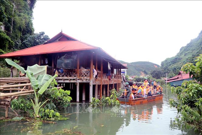 Phó Chủ tịch UBND tỉnh Sơn La Nguyễn Thành Công cùng lãnh đạo các sở, ngành, đoàn thể kiểm tra khu vực ngập lụt tại bản Phiêng Nghè, chiều 31/7/2024.