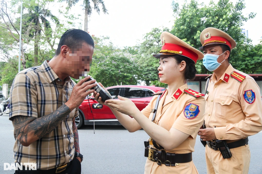 Cảnh sát giao thông Hà Nội kiểm tra nồng độ cồn