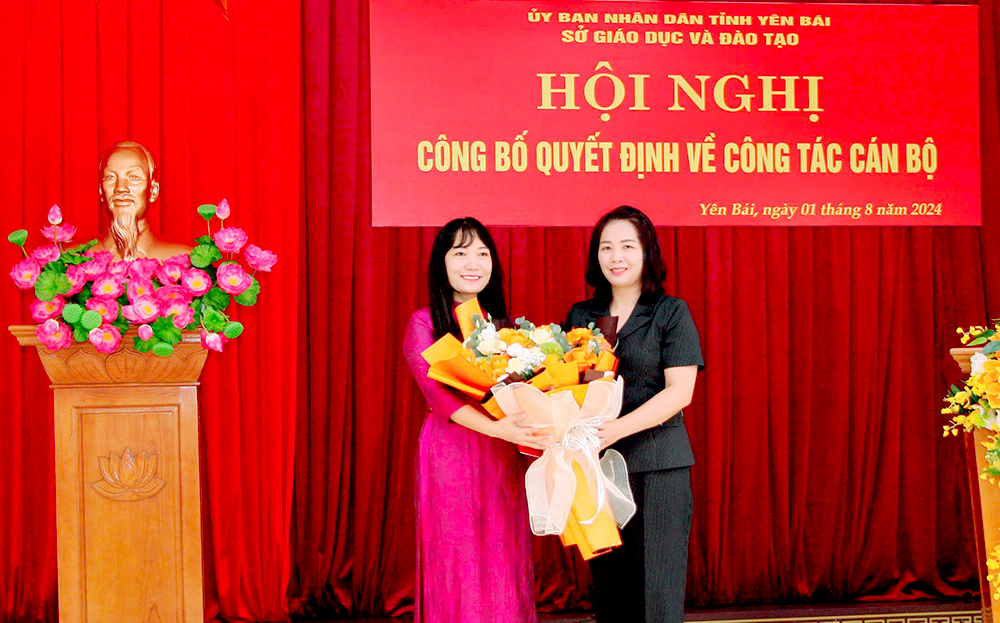 Lãnh đạo Sở Giáo dục- Đào tạo  tỉnh tặng hoa chúc mừng tân Hiệu trưởng Trường THPT Nguyễn Huệ Nguyễn Thị Thu (bên trái).