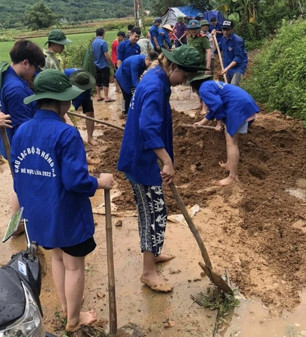 Tuổi trẻ xã Tô Mậu tham gia nâng cấp các tuyến đường giao thông nông thôn.