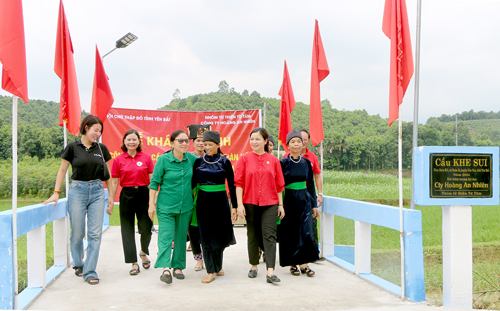 Bà con thôn Đoàn Kết, xã Xuân Ái, huyện Văn Yên hạnh phúc, vui mừng khi có cây cầu mới để đi lại an toàn, thuận tiện.