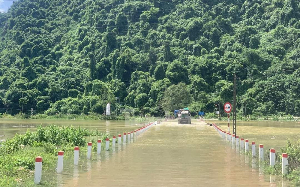 Do mưa lớn nhiều ngày qua cùng với việc xả lũ của nhà máy thuỷ điện đầu nguồn, nước sông Chảy dâng cao. Một số khu vực trên địa bàn xã Tân Lĩnh, Tô Mậu, Minh Chuẩn, huyện Lục Yên, tỉnh Yên Bái bị ngập nặng.