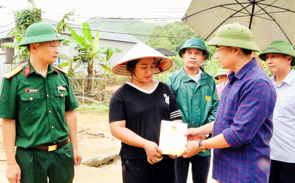 Lãnh đạo hyện Văn Yên trao tiền hỗ trợ khẩn cấp cho hộ dân tại xã Xuân Tầm (Văn Yên) có nhà bị sập đổ hoàn toàn do thiên tai.