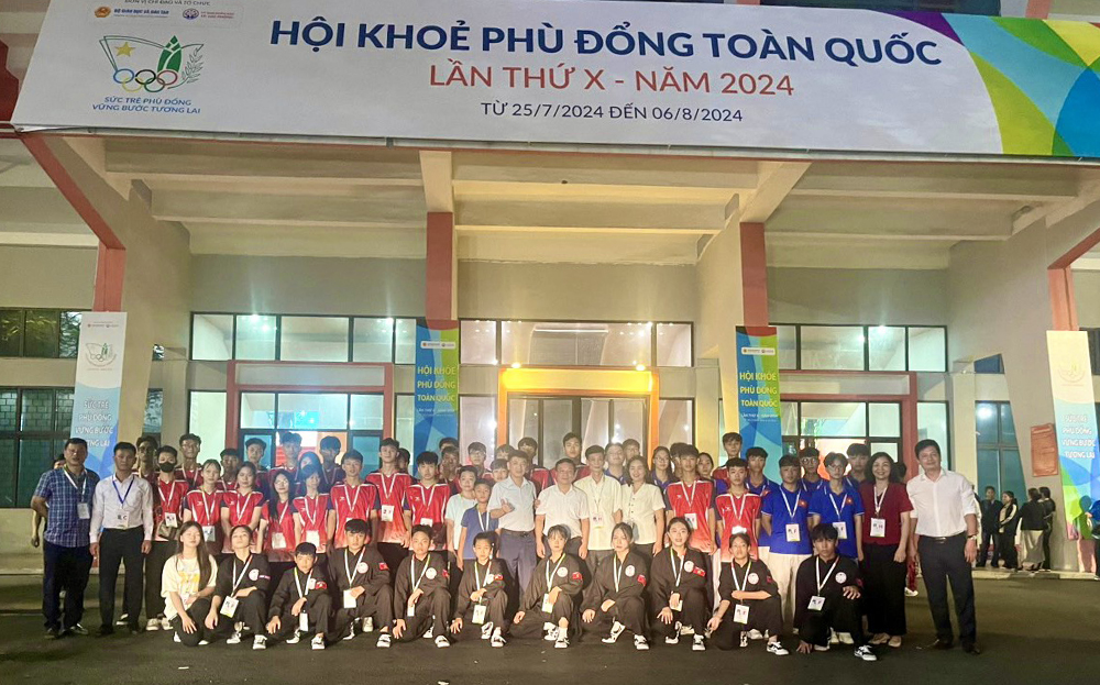 Các huấn luyện viên, vận động viên đoàn Yên Bái trong ngày đầu tham gia Hội khỏe Phù Đổng năm 2024.