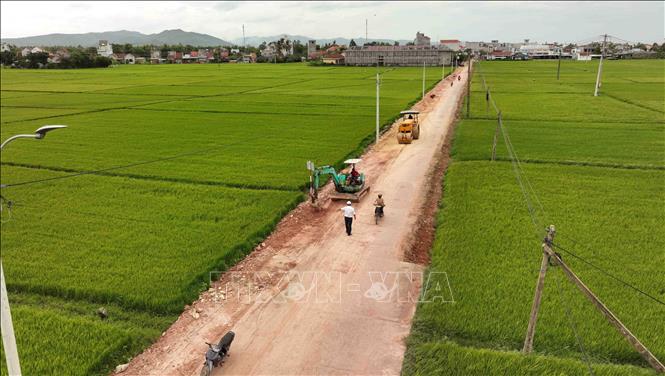 Làm đường giao thôn nông thôn theo tiêu chí nông thôn mới ở xã Hòa Đồng, huyện Tây Hòa (Phú Yên).