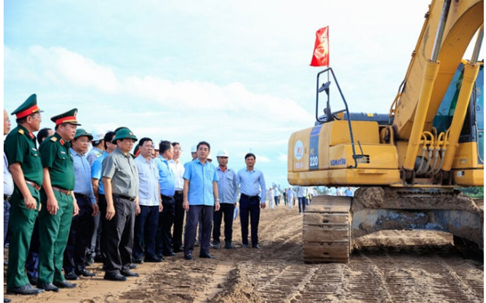 Thủ tướng Phạm Minh Chính thị sát công trường dự án cao tốc Cần Thơ - Cà Mau thuộc dự án cao tốc Bắc - Nam phía đông, hôm 12/7.