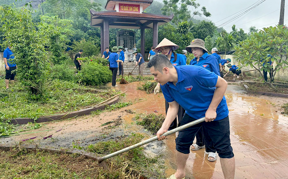 Đoàn viên thanh niên Chi đoàn Văn phòng Tỉnh uỷ tham gia dọn dẹp vệ sinh, trồng cây xanh tại Nghĩa trang Liệt sỹ xã Tân Nguyên, huyện Yên Bình.