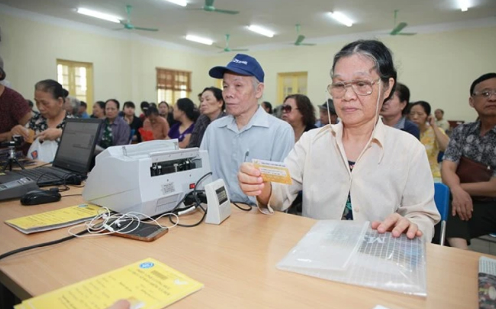 Chi trả lương hưu.