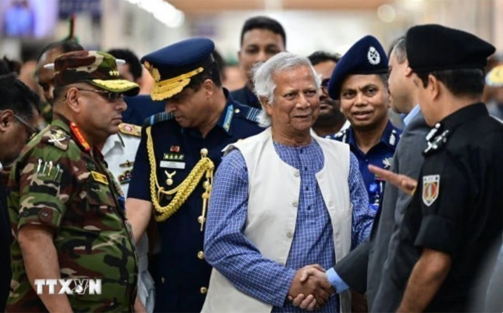 Ông Muhammad Yunus (giữa) tại sân bay Hazrat Shahjalal ở Dhaka ngày 8/8.