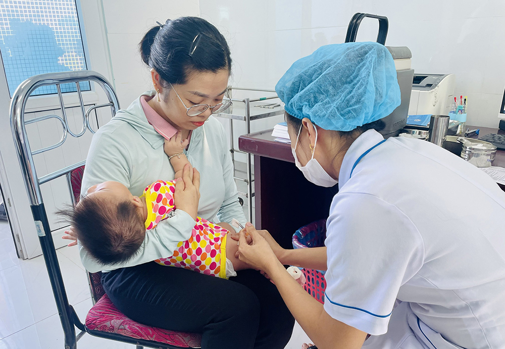 Tiêm vaccine trong chương trình tiêm chủng mở rộng cho trẻ tại Trạm y tế xã Cam Tuyền, huyện Cam Lộ, tỉnh Quảng Trị. Ảnh: Thái Bình