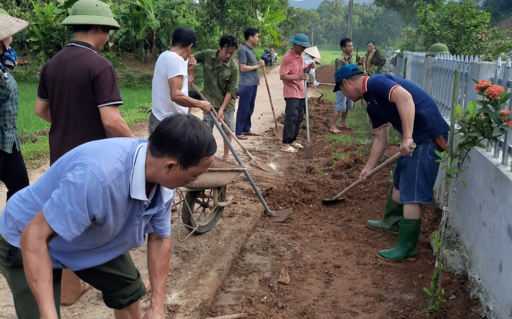 Nhân dân thôn Đất Đen, xã Cường Thịnh, huyện Trấn Yên tham ra mở rộng đường nông thôn.