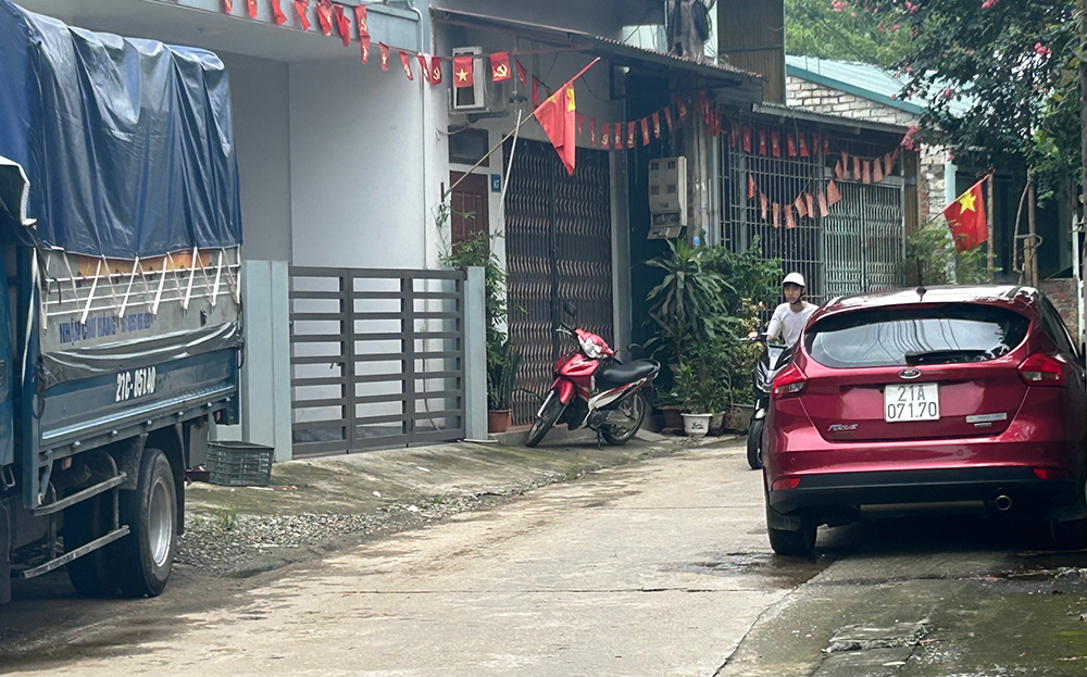 Một đoạn ngõ 170, đường Nguyễn Thái Học rất chật hẹp, đi lại khó khăn.