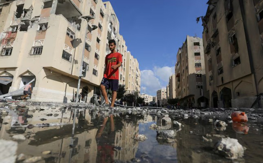 Một người Palestine bước đi trên con phố ở Khan Younis, ngày 11/8.