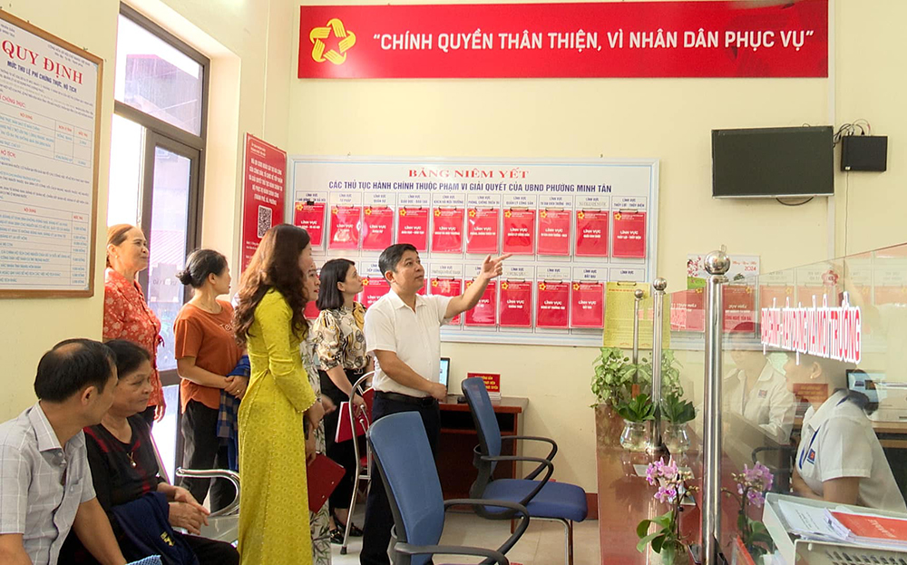 Lãnh đạo thành phố Yên Bái kiểm tra mô hình “Chính quyền thân thiện vì nhân dân phục vụ”.
