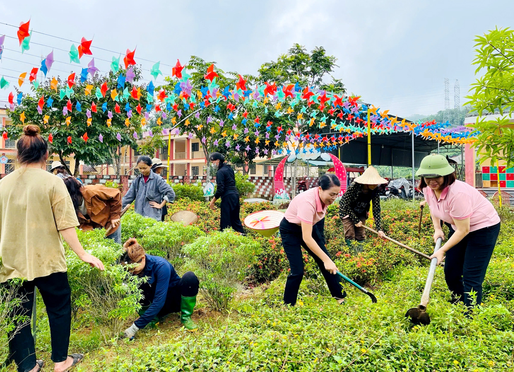 Cán bộ, giáo viên, nhân viên và các phụ huynh Trường Mầm non Khánh Hòa lao động, vệ sinh, tôn tạo khuôn viên trường lớp chuẩn bị cho năm học mới.