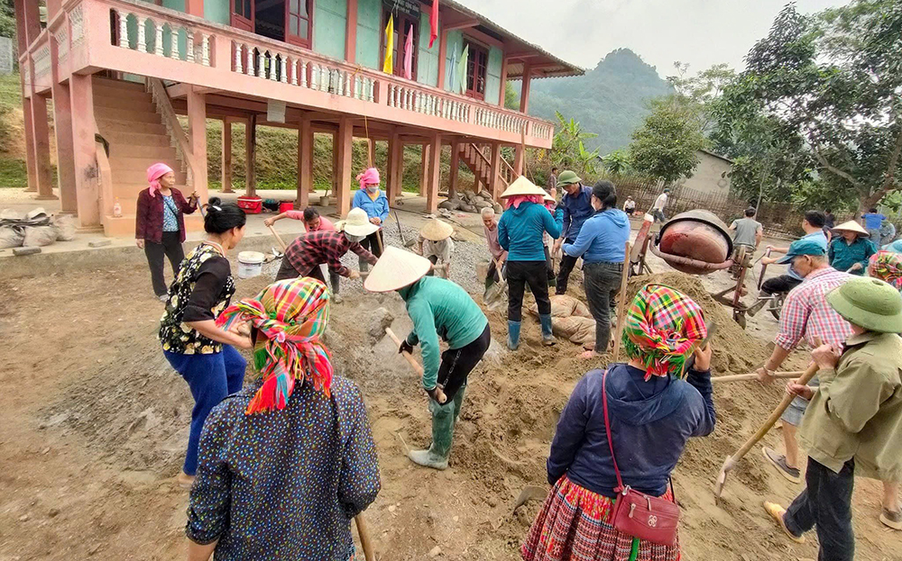 Hội Phụ nữ xã Phù Nham phối hợp với các đoàn thể hỗ trợ đổ bê tông sân nhà văn hóa thôn Suối Quẻ.