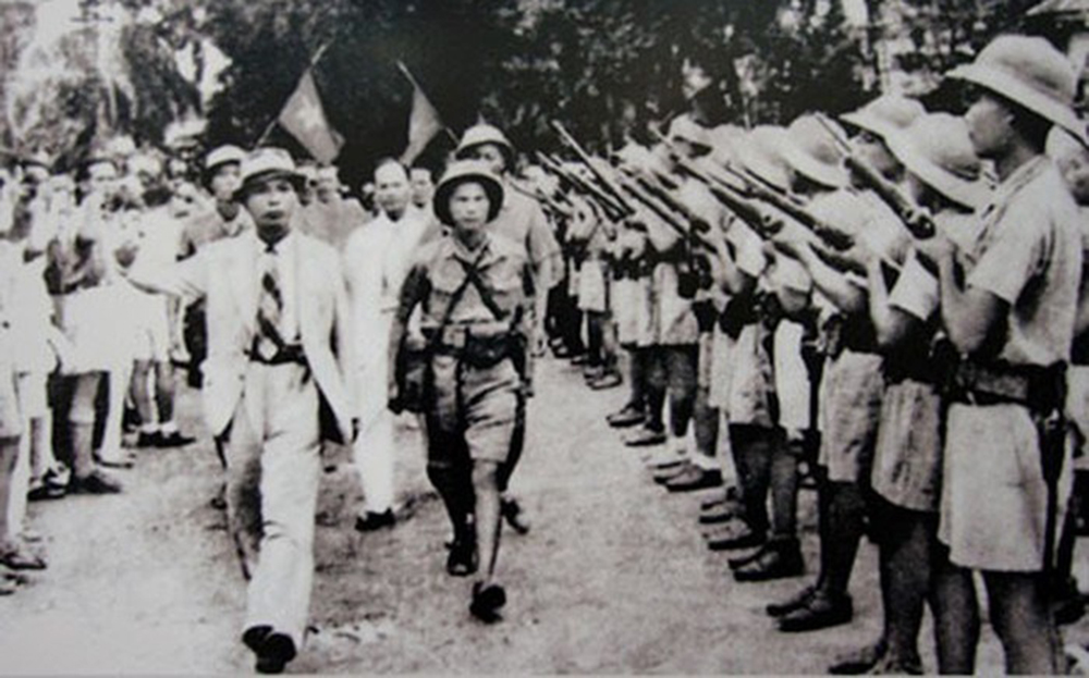 Đại tướng Võ Nguyên Giáp duyệt đơn vị Giải phóng quân tại Hà Nội, tháng 8/1945. (Ảnh tư liệu)