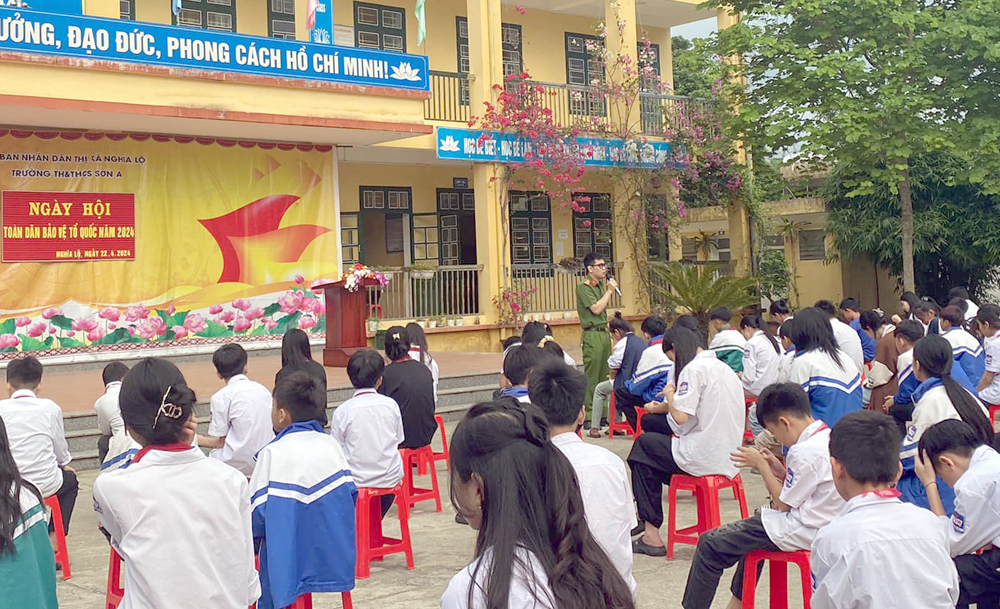 Công an xã Sơn A lồng ghép tuyên truyền pháp luật trong Ngày hội “Toàn dân bảo vệ an ninh Tổ quốc năm 2024 tại Trường TH&THCS Sơn A, thị xã Nghĩa Lộ.