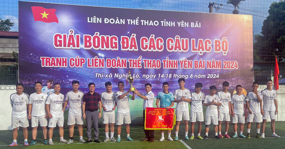 Ban tổ chức trao cờ và cúp cho đội bóng FC 19H (Nghĩa Lộ) đoạt chức vô địch.