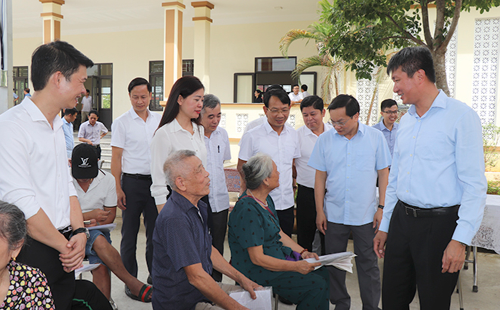 Đồng chí Trần Huy Tuấn - Phó Bí thư Tỉnh ủy, Chủ tịch UBND tỉnh và lãnh đạo thành phố Yên Bái gặp gỡ, trao đổi với người dân trong “Ngày cuối tuần cùng dân và doanh nghiệp”.
