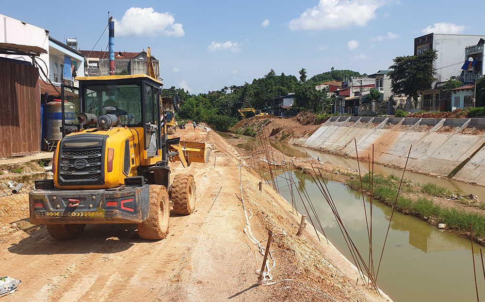 Các nhà thầu Dự án Phát triển tổng hợp các đô thị động lực - Tiểu dự án thành phố Yên Bái huy động máy móc, phương tiện, tập trung thi công.