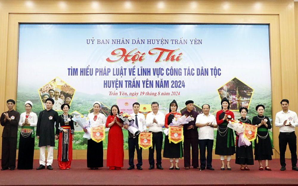 Ông Nguyễn Thành Lê - Phó Chủ tịch UBND huyện Trấn Yên, Trưởng ban tổ chức Hội thi tặng hoa cho các đội thi.