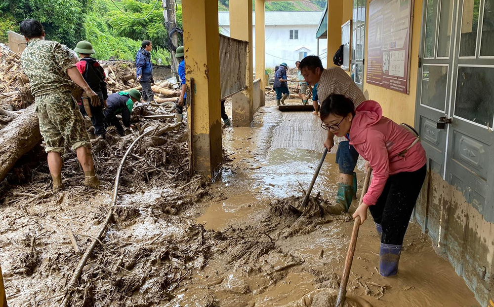 Nhân dân xã Hồ Bốn và các lực lượng dọn dẹp bùn đất sau trận lũ quét tháng 8/2023.