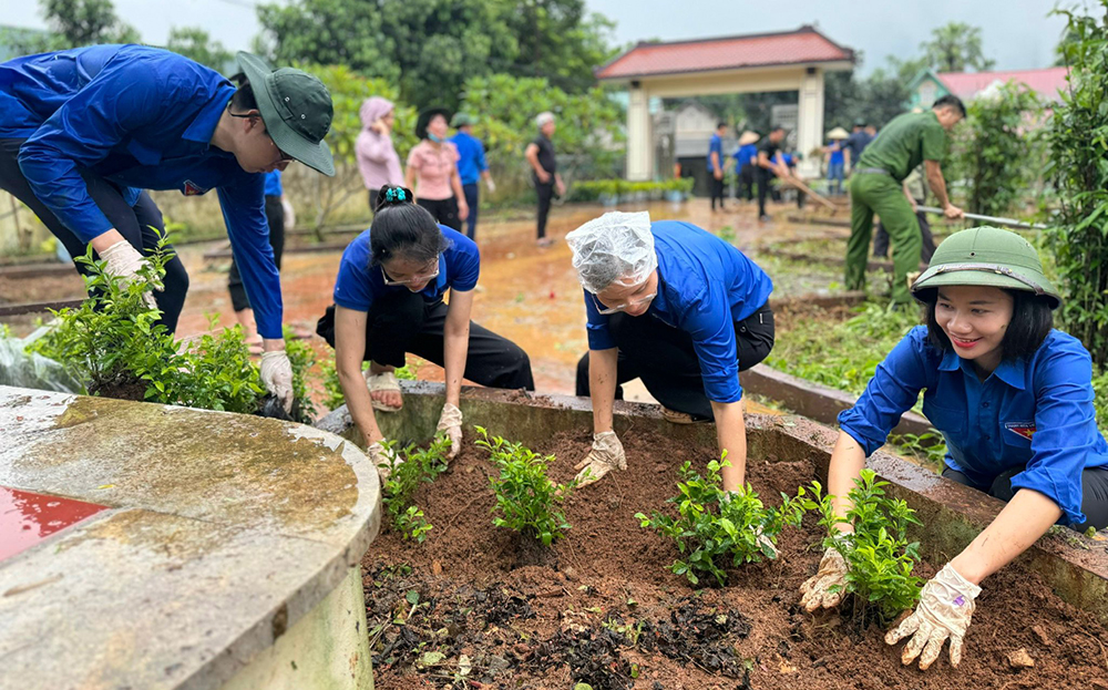 Đoàn Khối cơ quan và doanh nghiệp tỉnh cùng Chi đoàn Văn phòng Tỉnh ủy tổ chức hoạt động tình nguyện vệ sinh môi trường tại huyện Yên Bình.