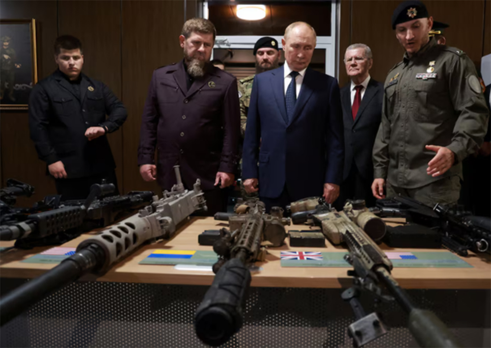 Tổng thống Nga Vladimir Putin và lãnh đạo Cộng hòa Chechnya Ramzan Kadyrov xem các loại vũ khí thu giữ được trong chiến dịch quân sự của Nga tại Ukraine, ngày 20/8.