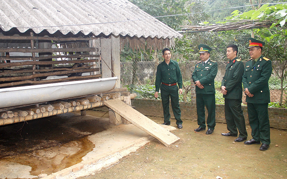 Lãnh đạo Hội CCB huyện Văn Yên và thị trấn Mậu A thăm mô hình nuôi dê của CCB Trần Văn Nghĩa ở thị trấn Mậu A.