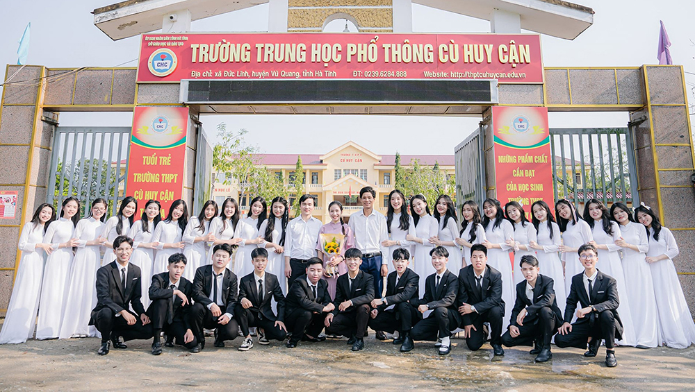 Tập thể lớp 12A1, Trường THPT Cù Huy Cận.