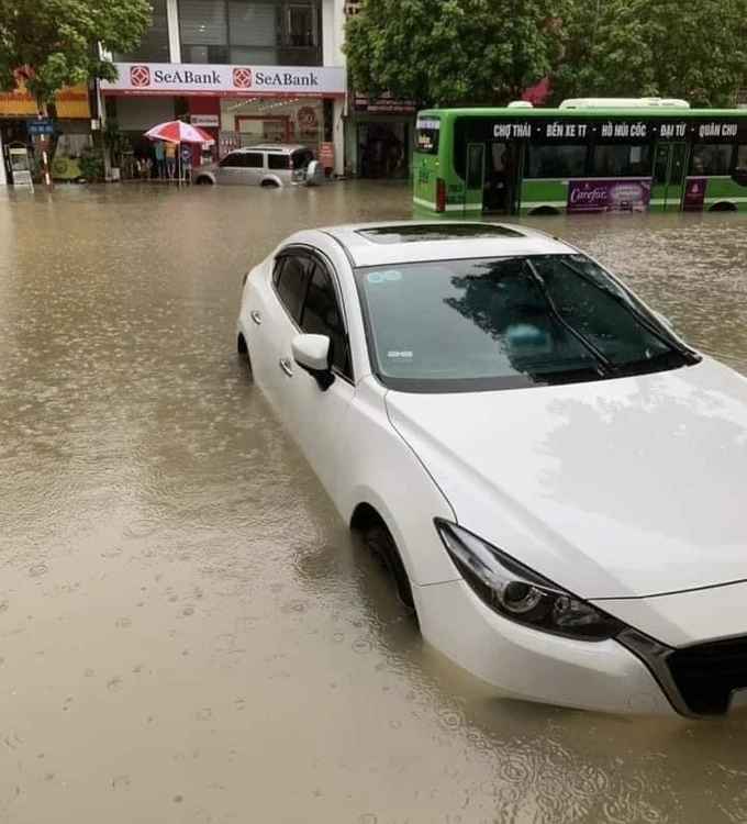 Đường ở TP Thái Nguyên thành sông vào sáng 23-8, do nước sông dâng cao