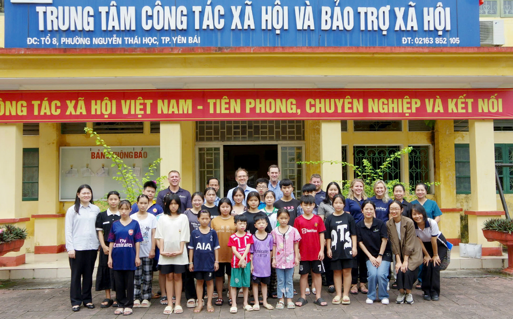 Đoàn công tác của Tổ chức Samaritan's Purse (Hoà Kỳ) chụp ảnh lưu niệm với các em nhỏ tại Trung tâm Công tác xã hội và Bảo trợ xã hội tỉnh.