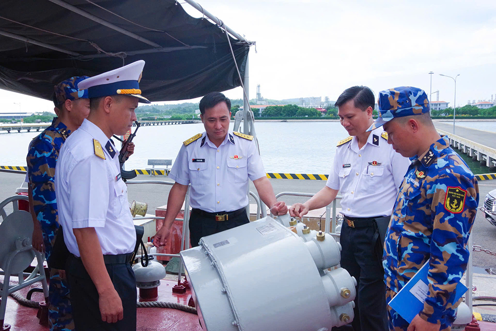 Đại tá Vũ Anh Tuấn, Chủ nhiệm Chính trị Hải quân kiểm tra công tác bảo quản, bảo dưỡng vũ khí trang bị kỹ thuật tại Lữ đoàn 167, Vùng 2 Hải quân