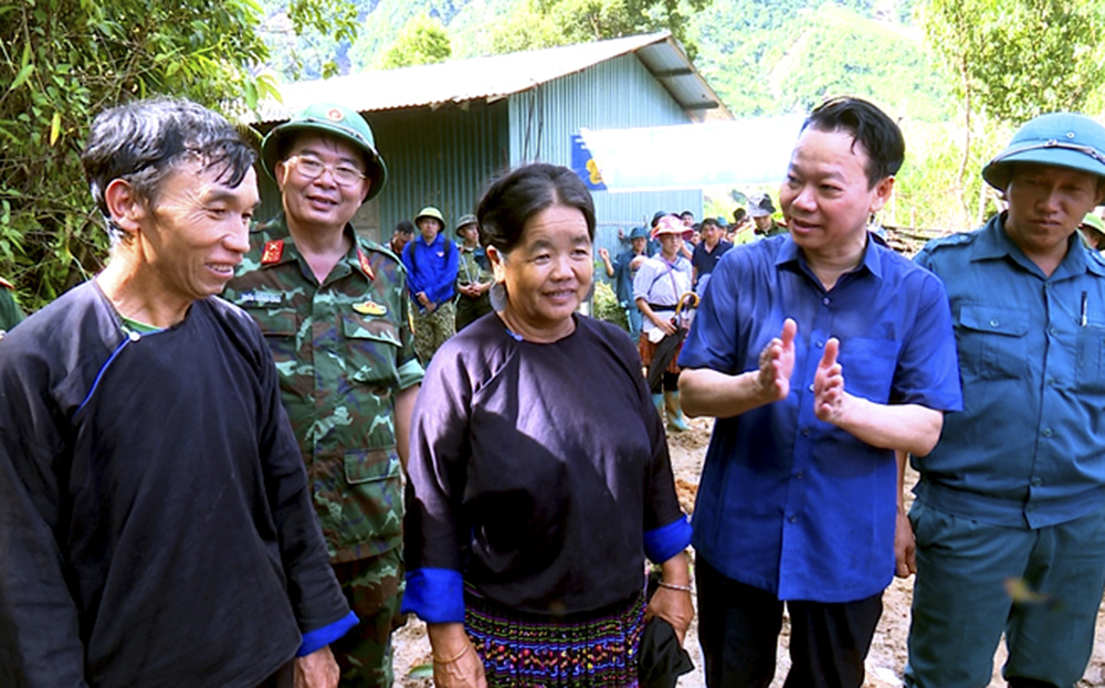 Bí thư Tỉnh ủy Đỗ Đức Duy động viên bà con bản Đề Sủa, xã Lao Chải, huyện Mù Cang Chải - nơi chịu thiệt hại nặng nề của thiên tai vào tháng 8/2023