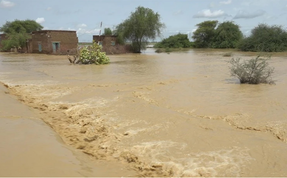 Vỡ đập do mưa lớn gây ra lũ lụt ở Sudan.